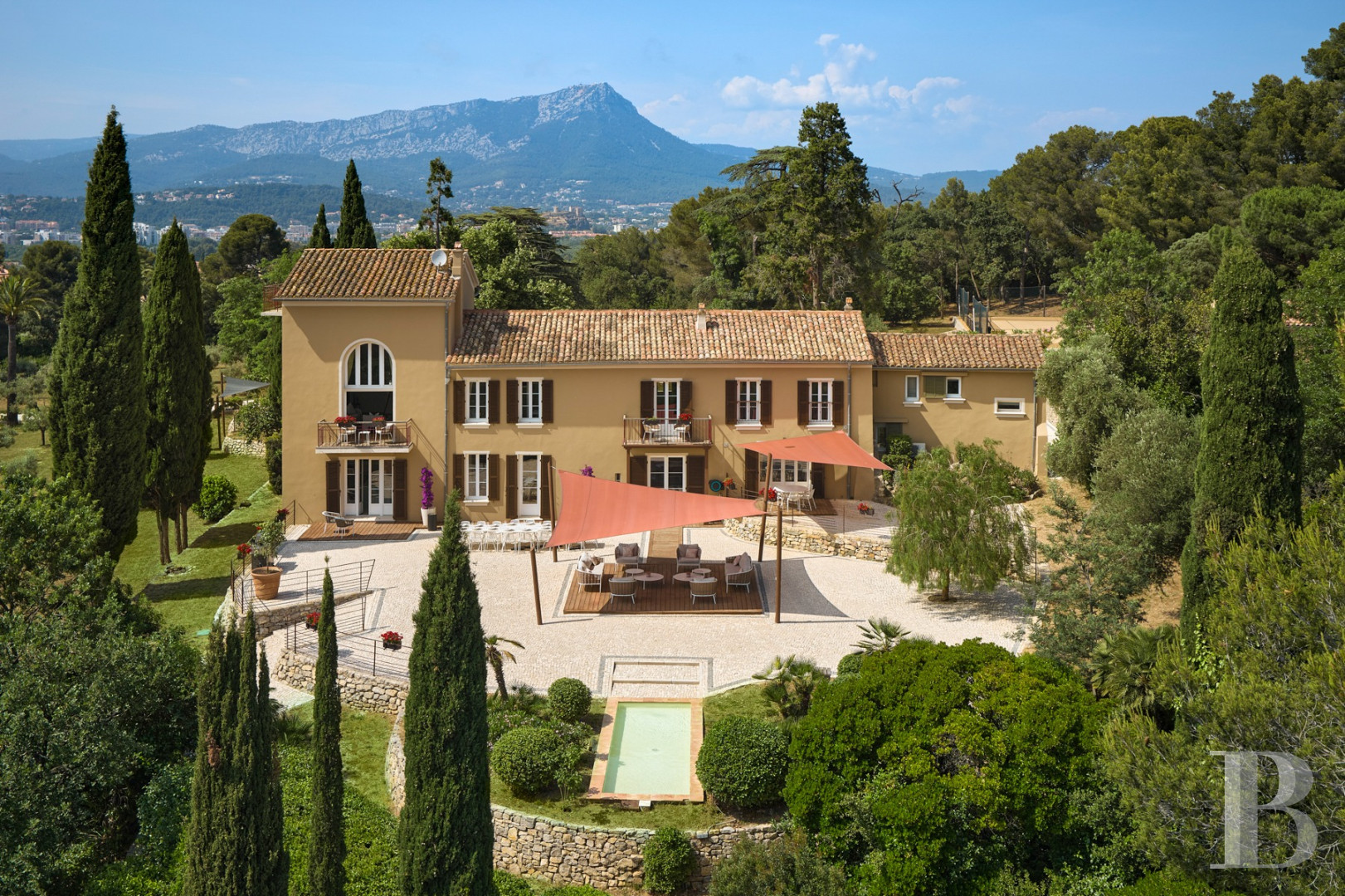 A renovated farmhouse surrounded by extensive grounds leading down to the sea, between Toulon and Hyères on the Var coast - photo  n°32